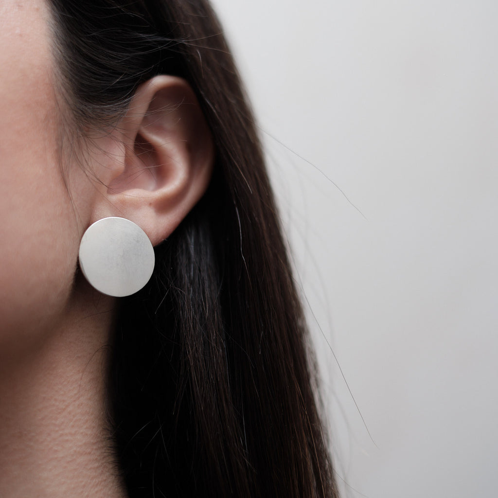 Round disc earrings in silver for a minimal and contemporary look